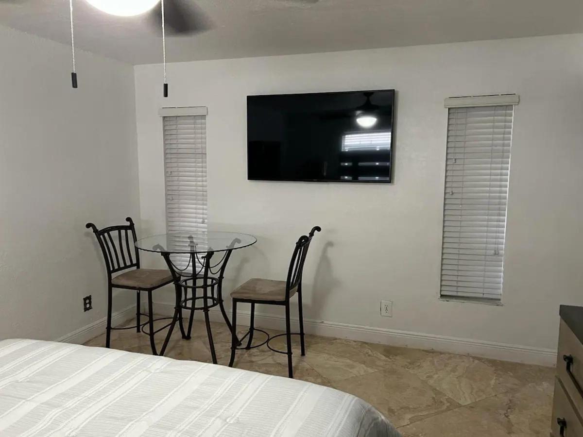 Cozy Lakeside Suite With Private Bath & Entrance Pembroke Pines Extérieur photo